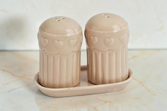 Set sale e pepe La Festa Perfetta color tortora in ceramica con decoro a cuori e vassoio abbinato, altezza 9 cm