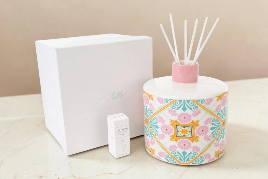 Profumatore La Festa Perfetta in porcellana con decoro floreale colorato, bastoncini bianchi e scatola regalo