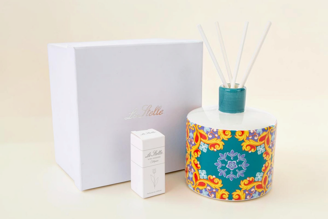 Profumatore in porcellana La Festa Perfetta con decori colorati, bastoncini e confezione regalo inclusa