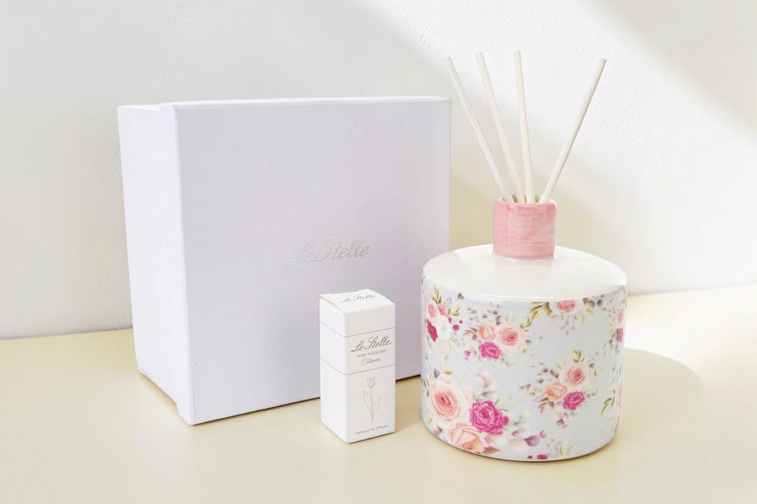 Profumatore per ambienti La Festa Perfetta in porcellana con decoro floreale rosa e bastoncini, include astuccio