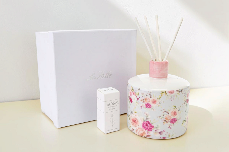 Profumatore per ambienti La Festa Perfetta in porcellana con decoro floreale rosa e bastoncini, include astuccio