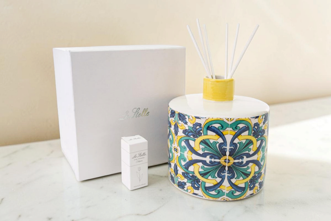 Profumatore La Festa Perfetta in porcellana con decoro maiolica blu e giallo, completo di bastoncini e astuccio