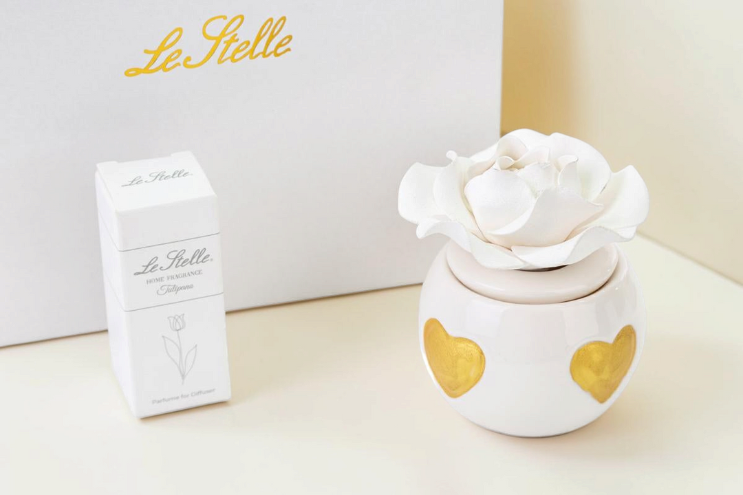 Profumatore per ambienti La Festa Perfetta in porcellana bianca con cuori dorati e fiore decorativo, con astuccio