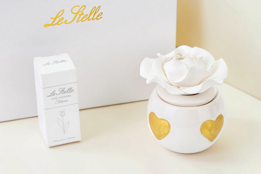 Profumatore per ambienti La Festa Perfetta in porcellana bianca con cuori dorati e fiore decorativo, con astuccio