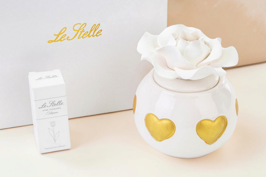 Profumatore La Festa Perfetta in porcellana bianca con cuori dorati e fiore decorativo, completo di astuccio