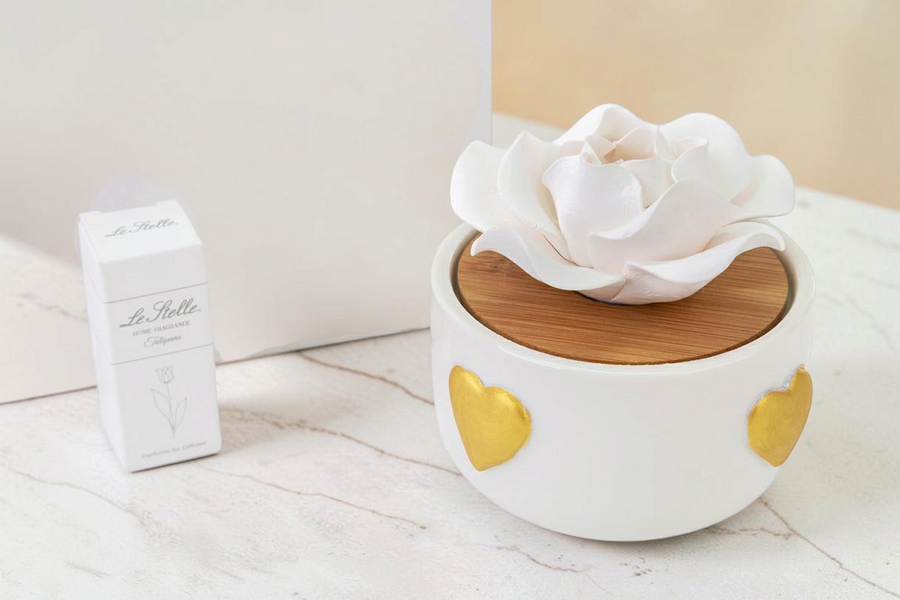 Profumatore La Festa Perfetta in porcellana bianca con cuori oro, fiore decorativo e base in legno con astuccio
