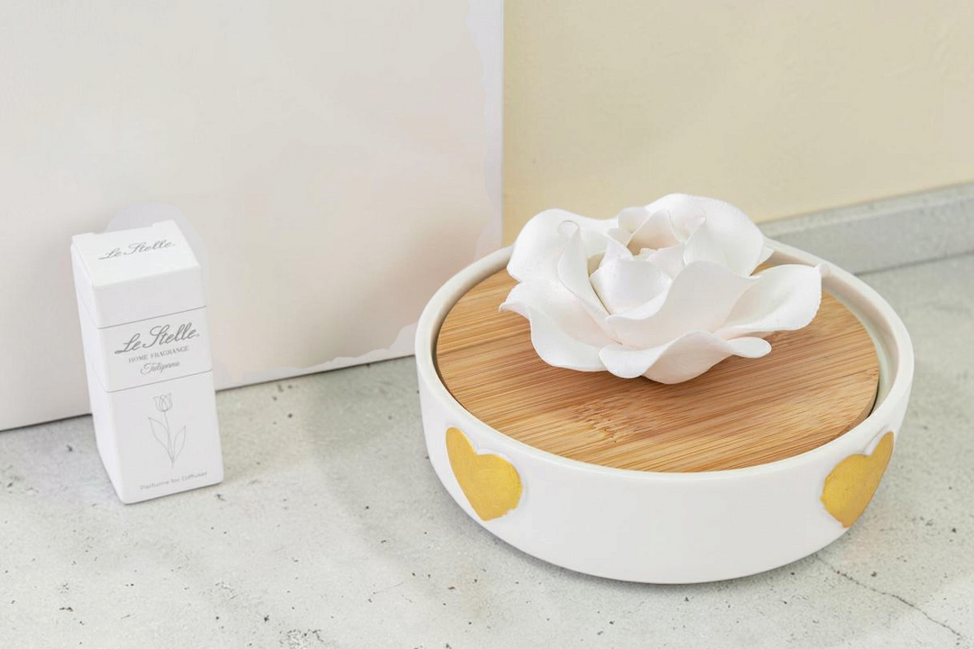 Profumatore La Festa Perfetta in porcellana bianca con cuori oro, fiore decorativo e coperchio in legno con astuccio