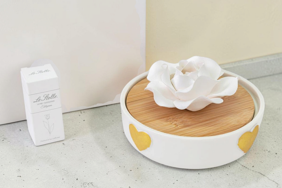 Profumatore La Festa Perfetta in porcellana bianca con cuori oro, fiore decorativo e coperchio in legno con astuccio