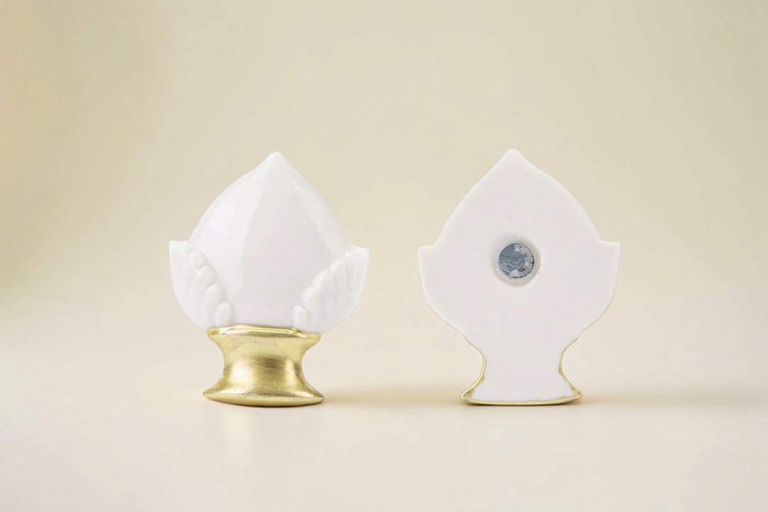Calamita La Festa Perfetta a forma di pomo in porcellana bianca con base dorata, dimensioni 5,5x6,5 cm.