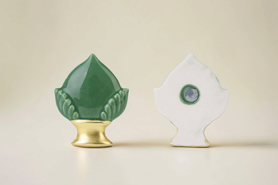 Calamita La Festa Perfetta a forma di pomo in porcellana verde con base dorata, dimensioni 5,5x6,5 cm