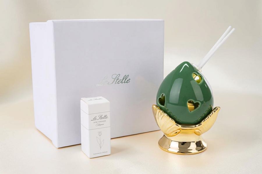 Profumatore La Festa Perfetta a forma di pomo in porcellana verde con base dorata e bastoncini, incluso astuccio