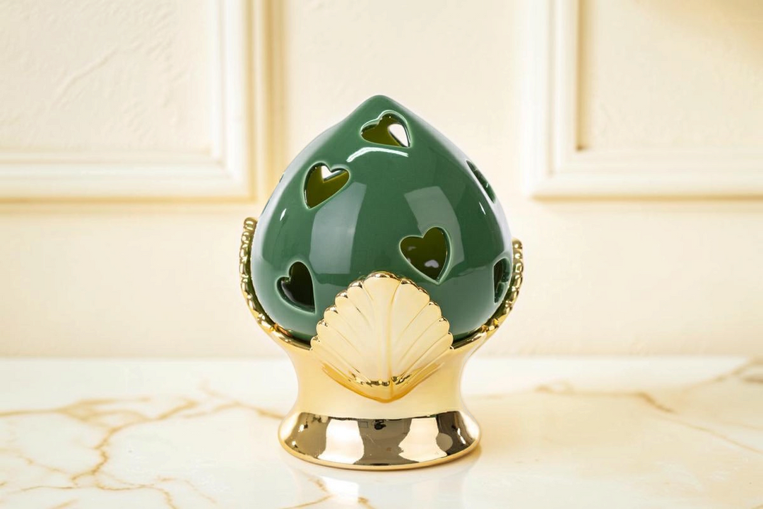 Pomo LED La Festa Perfetta in porcellana verde con decori a cuore e base dorata a forma di foglia, altezza 17 cm