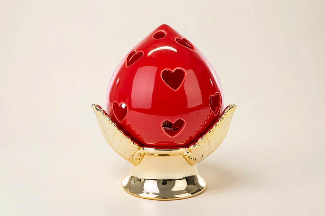 Lampada LED La Festa Perfetta a forma di fragola rossa in porcellana con intagli a cuore e base dorata