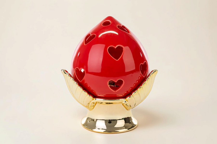 Lampada LED La Festa Perfetta a forma di fragola rossa in porcellana con intagli a cuore e base dorata