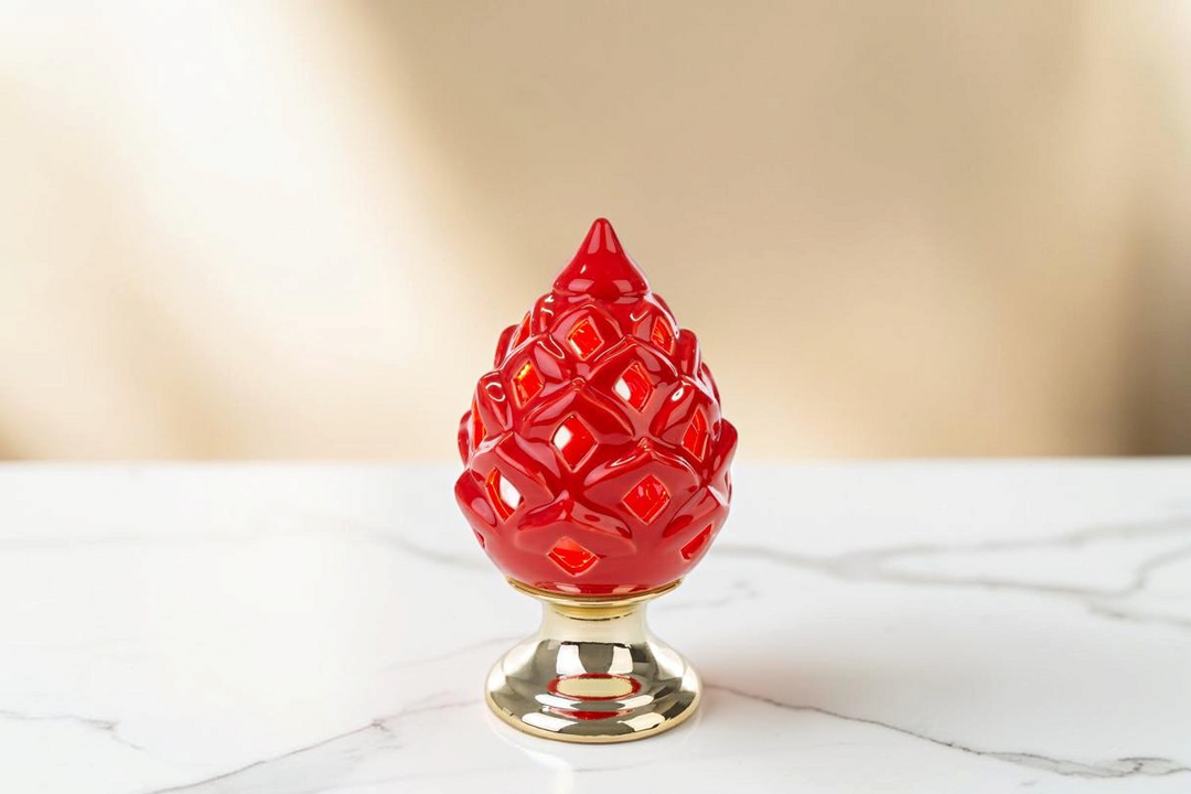 Pigna LED La Festa Perfetta in porcellana rossa con base dorata, decorazione luminosa a forma di pigna 11x19 cm