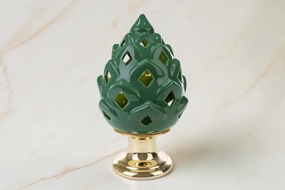 Pigna decorativa a LED La Festa Perfetta in porcellana verde con base dorata, design traforato alto 32 cm