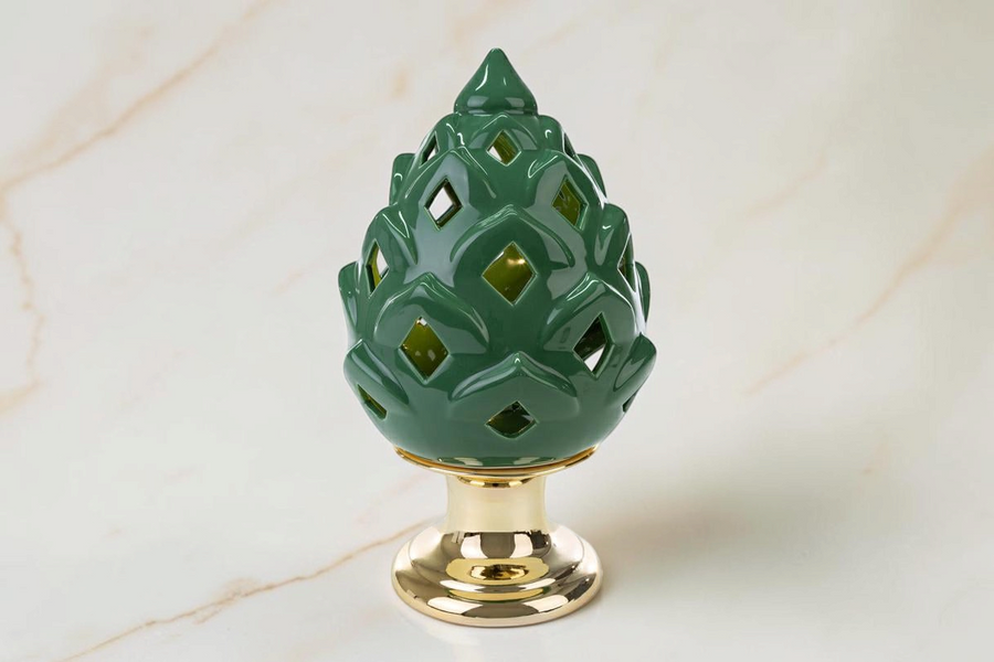 Pigna decorativa a LED La Festa Perfetta in porcellana verde con base dorata, design traforato alto 32 cm