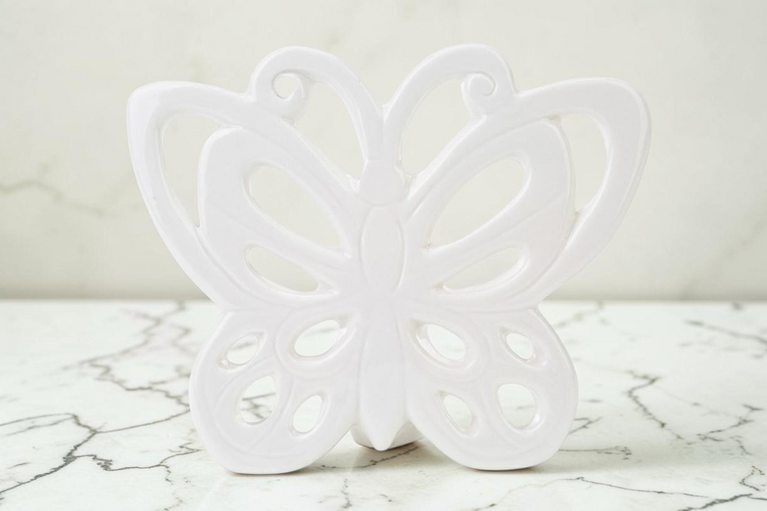 Farfalla decorativa La Festa Perfetta in porcellana bianca traforata, dimensioni 14,5x12 cm.