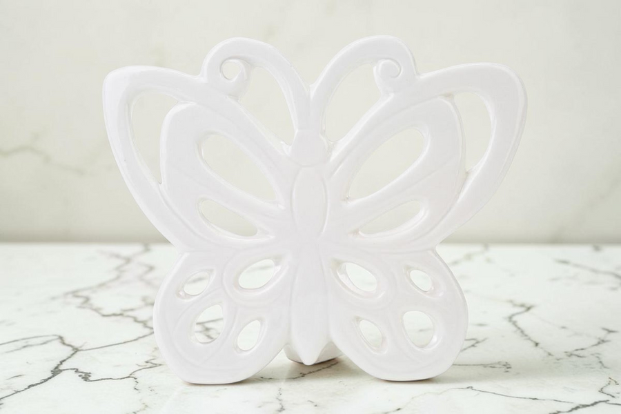Farfalla decorativa La Festa Perfetta in porcellana bianca traforata, dimensioni 14,5x12 cm.