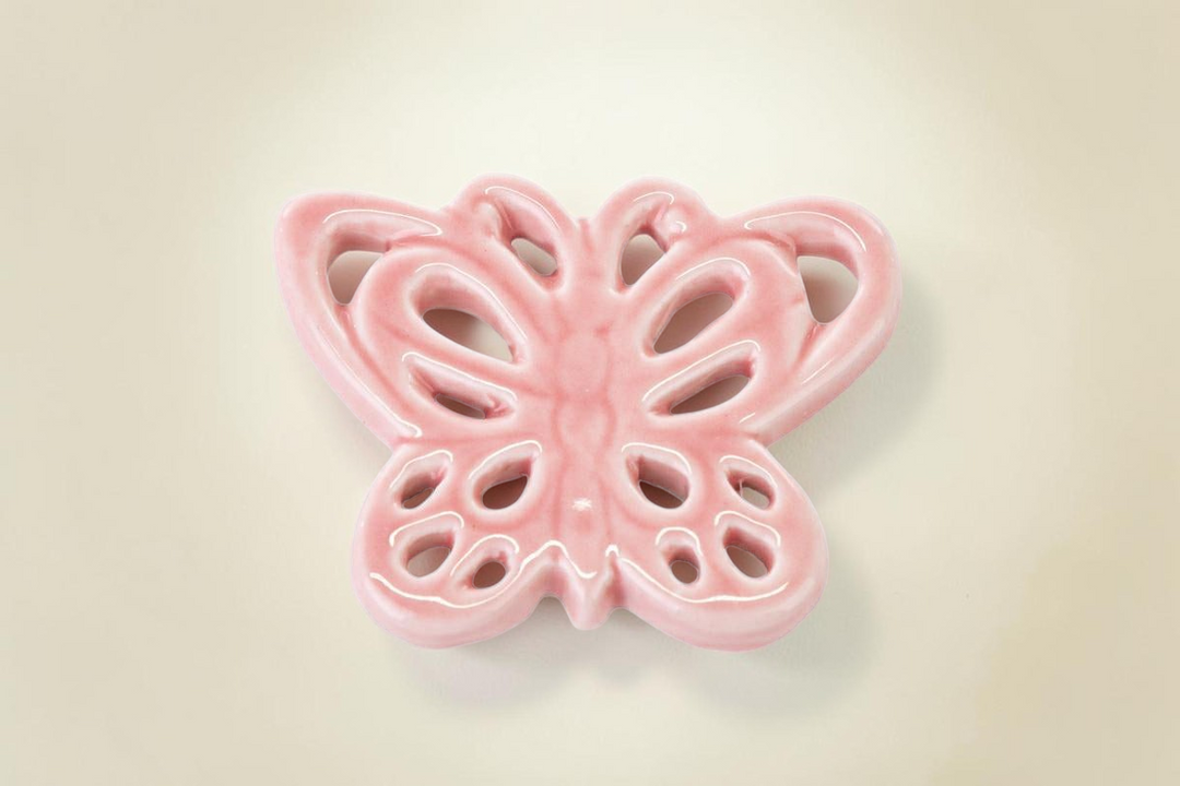 Calamita a forma di farfalla in porcellana rosa lucida, accessorio decorativo La Festa Perfetta