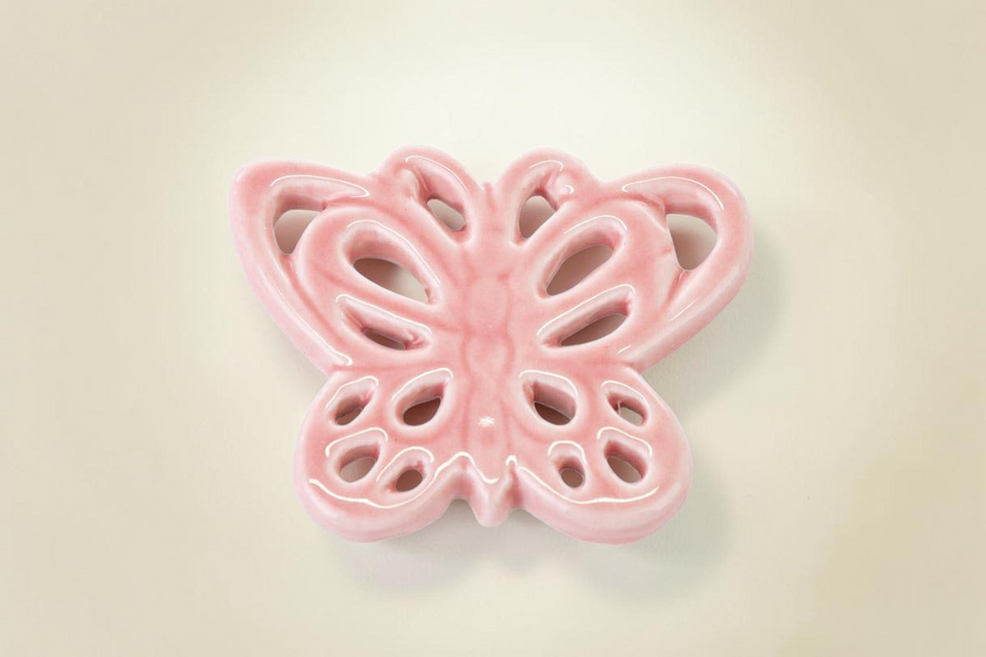 Calamita a forma di farfalla in porcellana rosa lucida, accessorio decorativo La Festa Perfetta