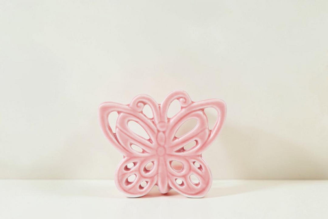 Farfalla decorativa in porcellana rosa La Festa Perfetta, dimensioni 7x6 cm con dettagli traforati sulle ali