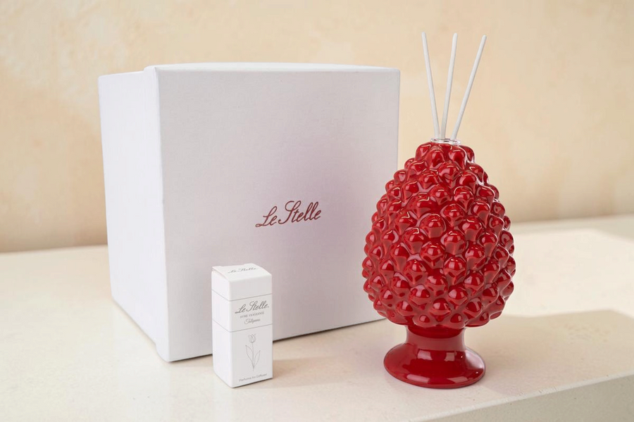 Profumatore a forma di pigna in porcellana rossa La Festa Perfetta con bastoncini diffusori e confezione regalo