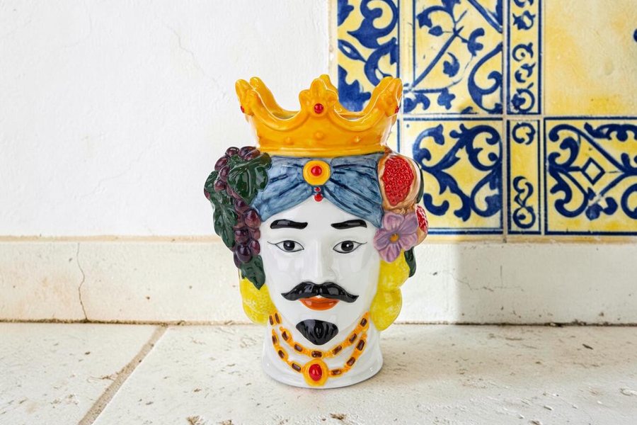 Vaso Testa di Moro La Festa Perfetta in porcellana colorata con corona gialla, frutta e dettagli decorativi