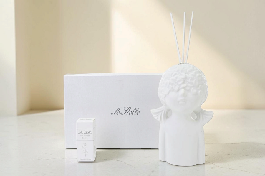 Profumatore La Festa Perfetta a forma di bambina in porcellana bianca con bastoncini e confezione regalo inclusa
