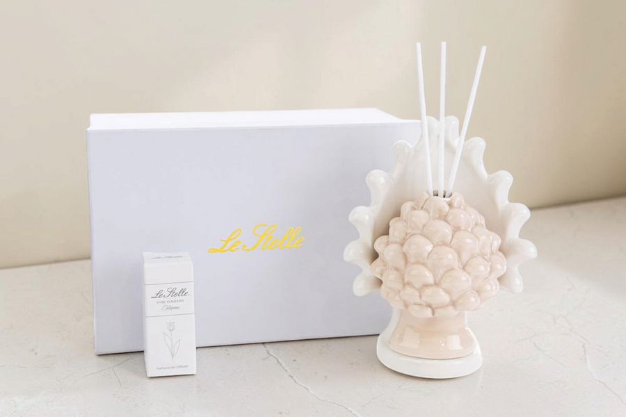 Profumatore La Festa Perfetta a forma di pigna in porcellana beige con bastoncini e astuccio regalo