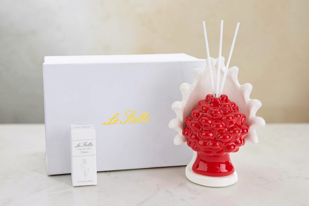 Profumatore La Festa Perfetta a forma di pigna rossa in porcellana con bastoncini e confezione regalo inclusa