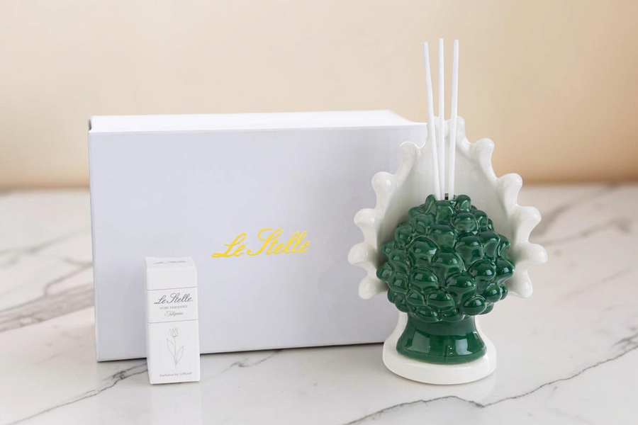 Profumatore La Festa Perfetta a forma di pigna in porcellana verde con base bianca e bastoncini diffusori