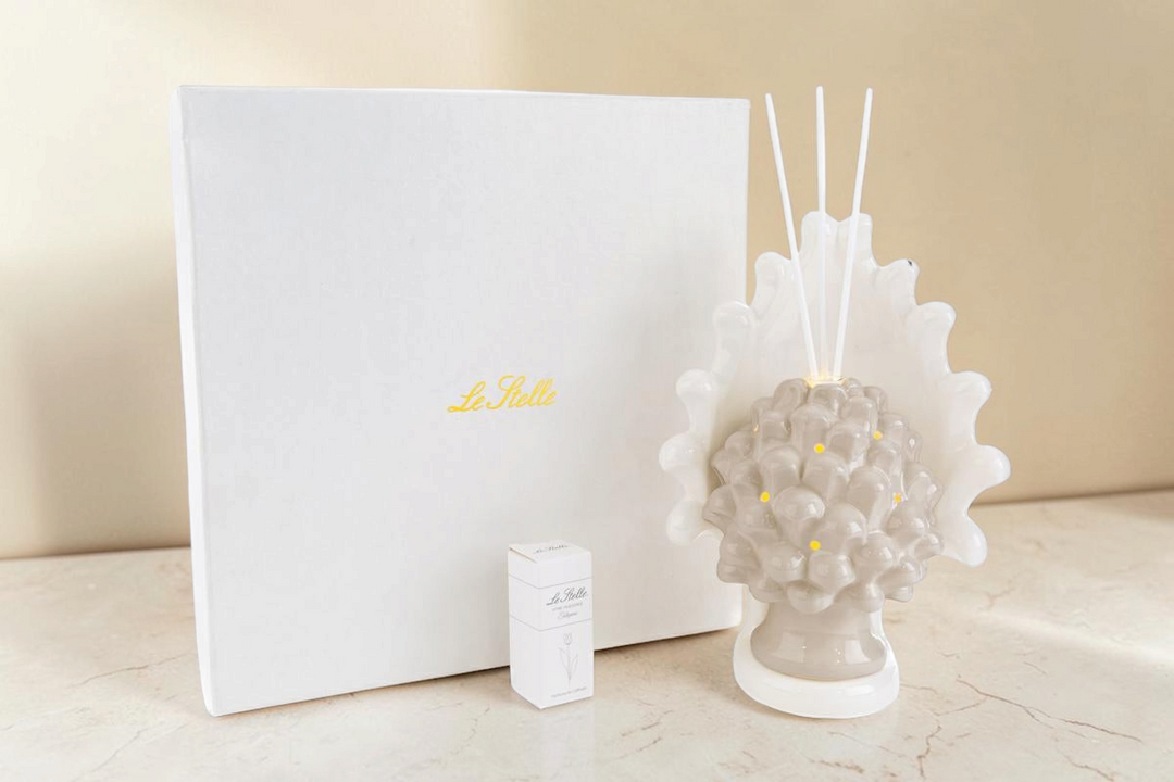 Profumatore a forma di pigna in porcellana beige con LED di La Festa Perfetta, completo di astuccio regalo