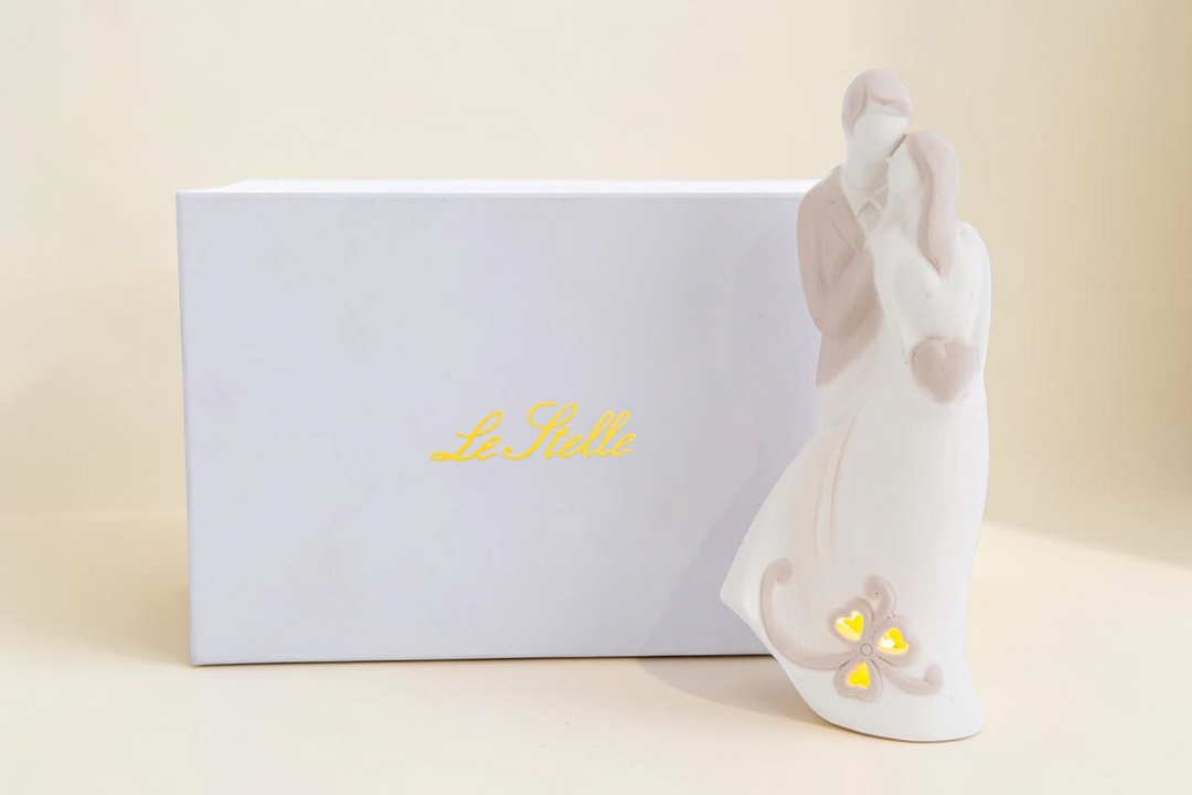 Statua La Festa Perfetta di sposi in porcellana con luce LED integrata e astuccio regalo incluso