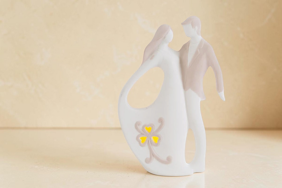 Statua La Festa Perfetta di sposi in porcellana bianca con dettagli LED, decoro a trifoglio e finiture beige