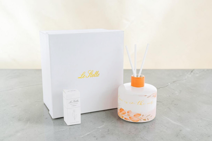 Profumatore La Festa Perfetta in porcellana con decoro floreale arancione, bastoncini e confezione regalo inclusi