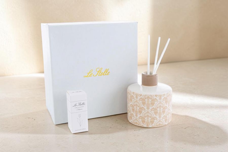 Profumatore La Festa Perfetta in porcellana con decoro floreale beige, bastoncini e confezione regalo inclusi