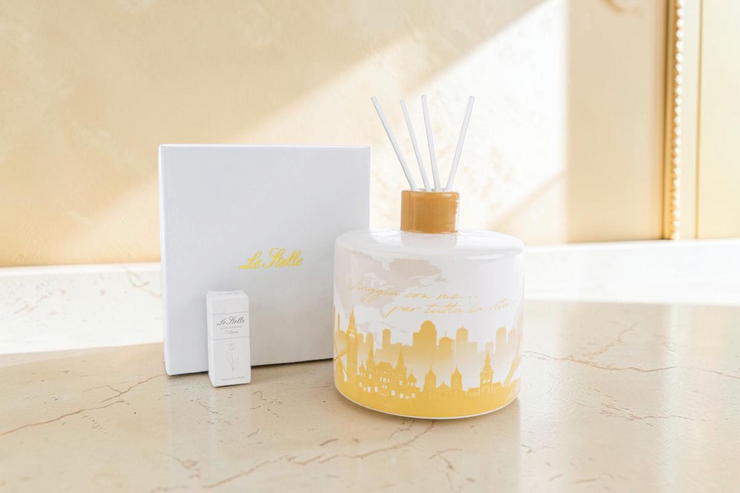 Profumatore in porcellana La Festa Perfetta con decoro skyline giallo, bastoncini e astuccio regalo coordinato