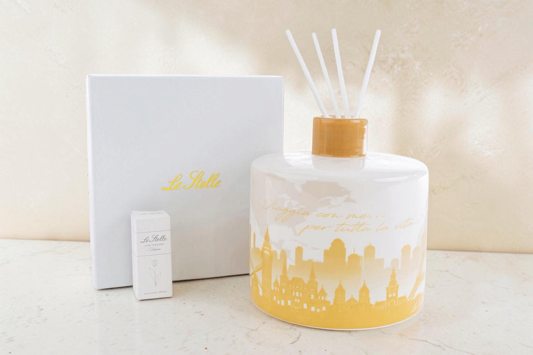 Profumatore per ambienti in porcellana La Festa Perfetta con decoro skyline giallo e bastoncini, include astuccio