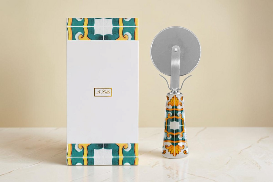 Tagliapizza La Festa Perfetta da 15 cm con manico in ceramica decorata e astuccio coordinato