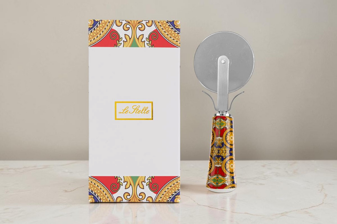 Taglia pizza La Festa Perfetta con lama in acciaio e manico decorato in stile barocco colorato con astuccio regalo