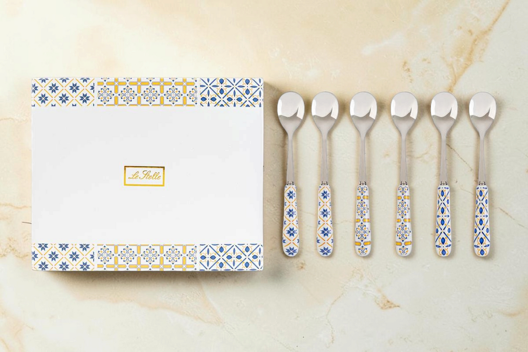Set di 6 cucchiaini La Festa Perfetta da 15 cm con manici decorati in stile maiolica blu e gialla e astuccio regalo