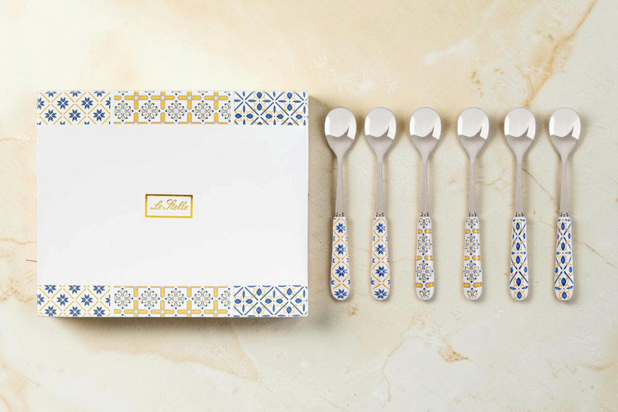 Set di 6 cucchiaini La Festa Perfetta da 15 cm con manici decorati in stile maiolica blu e gialla e astuccio regalo