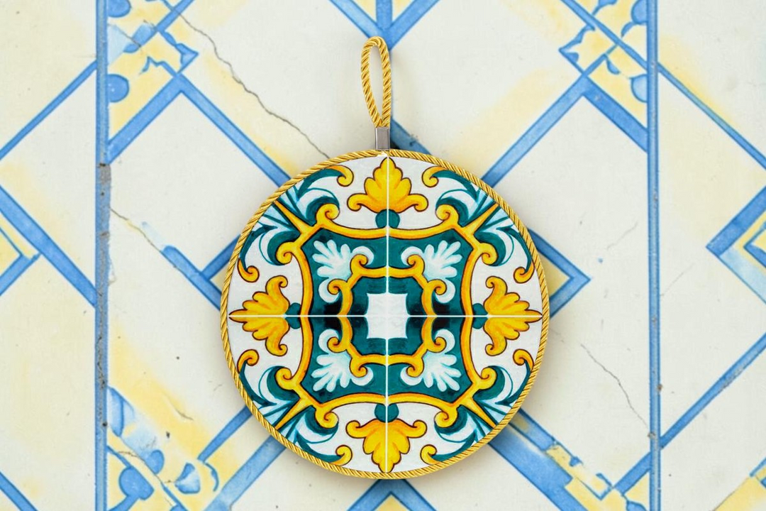 Sottopentola rotondo La Festa Perfetta in ceramica con decoro maiolica giallo e verde, diametro 21 cm con gancio