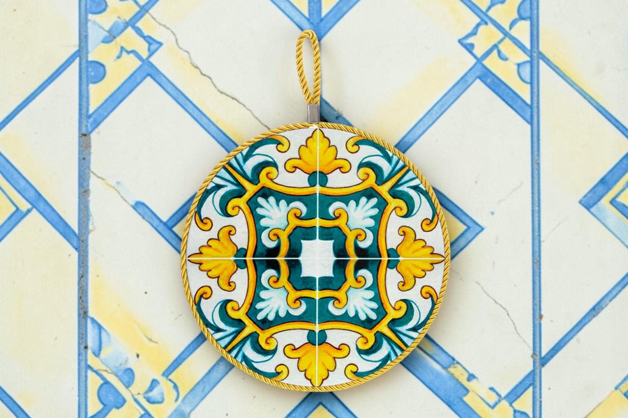 Sottopentola rotondo La Festa Perfetta in ceramica con decoro maiolica giallo e verde, diametro 21 cm con gancio
