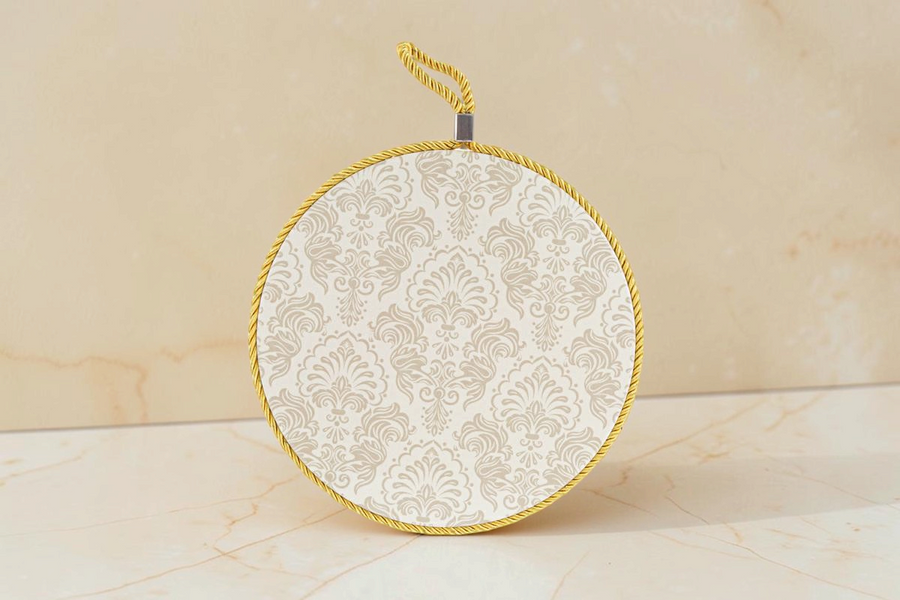 Sottopentola rotondo La Festa Perfetta modello Florentia da 21 cm con motivo damascato beige e bordo in corda gialla