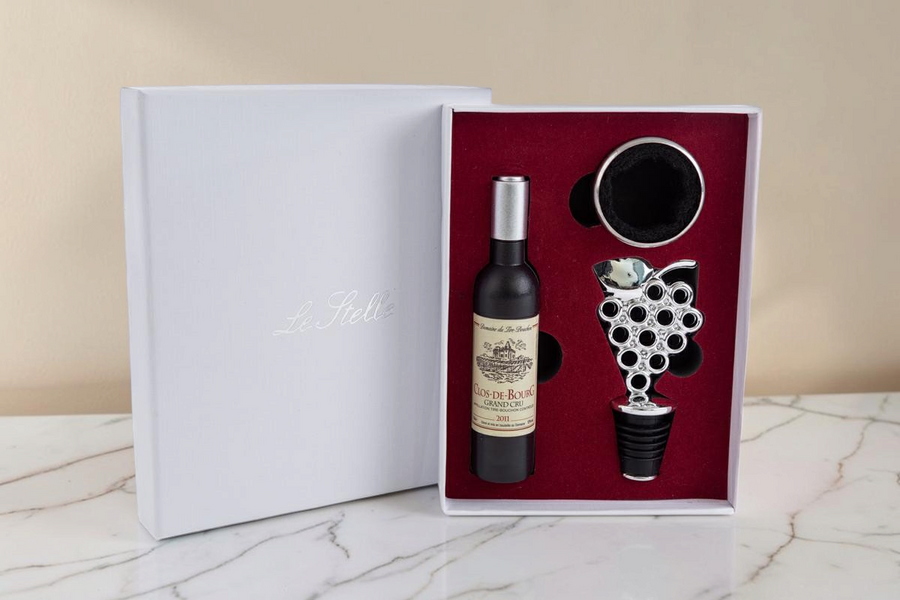 Set di 3 accessori vino La Festa Perfetta con tappo a forma di uva, salvagoccia e apribottiglie in astuccio regalo