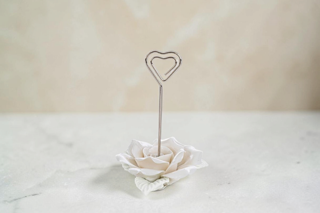 Segnaposto La Festa Perfetta a forma di rosa in porcellana bianca con supporto a cuore in metallo per tavoli