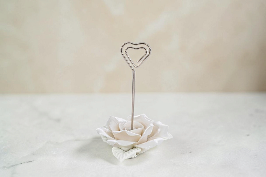 Segnaposto La Festa Perfetta a forma di rosa in porcellana bianca con supporto a cuore in metallo per tavoli