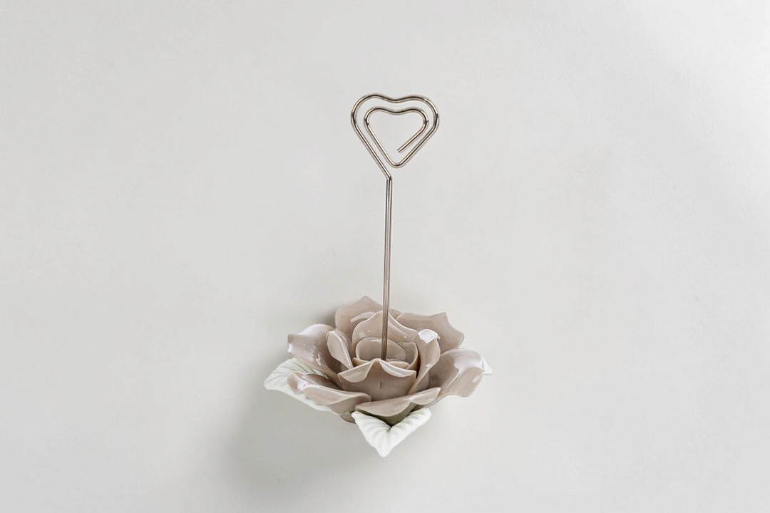 Segnaposto La Festa Perfetta a forma di fiore in porcellana beige con supporto a cuore per segnatavolo